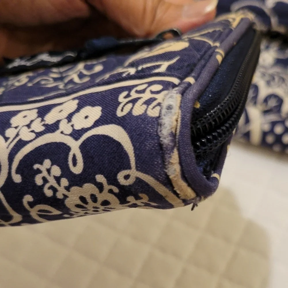 Vera Bradley Navy White Twirly Birds Floral Paisley Quilted Turnlock Wallet Fair
